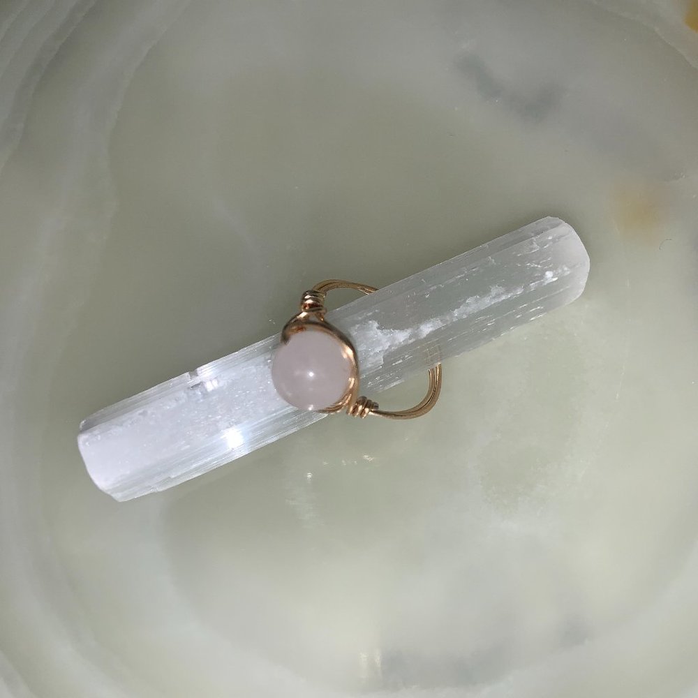 Gold rose quartz ring (circular bead)